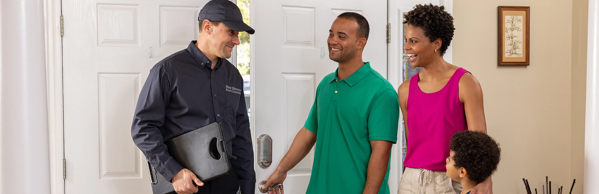 Tech speaking with a customer in front of a house | New Mexico Pest Control serving Albuquerque, NM
